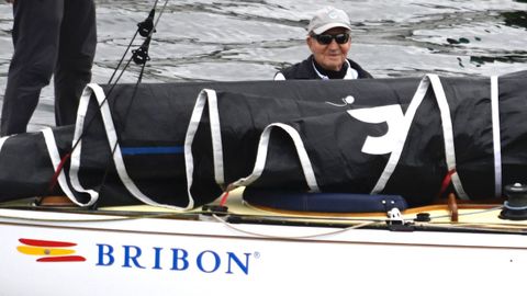 Juan Carlos I, a bordo del Bribn, en su ltima visita a Sanxenxo el pasado mes de abril