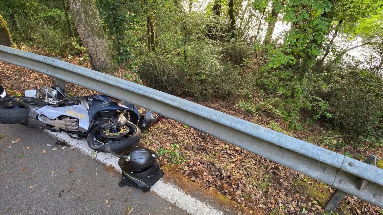 Herido un motorista en Ourense al caer por un terraplén de cuatro metros