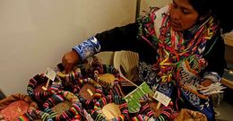 Una mujer coloca los nombres de distintos tipos de quinua en la feria de Mistura (Lima, Per�), la mayor feria gastron�mica de Latinoam�rica