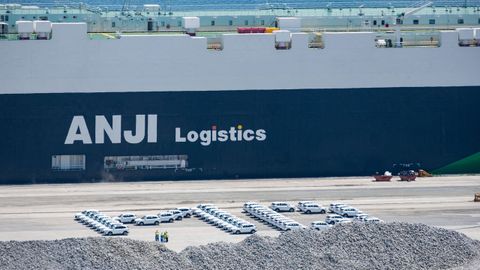 Delante del barco, se pueden leer las letras MG formadas con coches de la marca