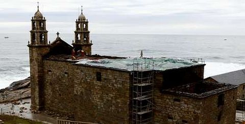 Los operarios de la empresa Germ�n Mouzo colocaron ayer la lona para evitar que el agua siga filtr�ndose a la iglesia.