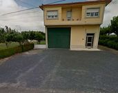 Explanada asfaltada de la vivienda del actual alcalde de Arz�a. 