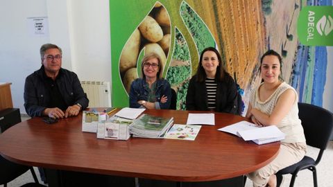 Reunin de representantes de la asociacin Adegal con Cristina Campero