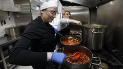 Clara y su suegra Roc�o en la cocina en Como na Casa, donde elaboran men�s del d�a caseros