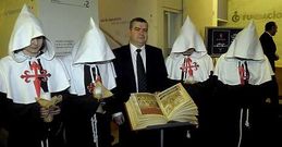 El juez y novelista V�zquez Ta�n, entre caballeros de la Orden de Santiago.
