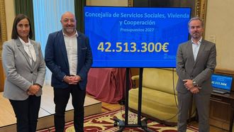 El concejal de Servicios Sociales, Vivienda y Cooperaci�n del Ayuntamiento de Gij�n, Guzm�n Pend�s (en el centro), presenta el presupuesto de sus �reas para 2027