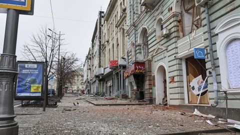 Vista general de los da�os despu�s del bombardeo de un edificio en el centro de Kharkiv, Ucrania