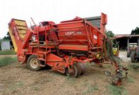 <span lang= es-es >Cosechadora</span>. En Vilartrigueiro, en Coristanco, utilizan una cosechadora para recoger parte de las patatas plantadas. La otra parte se recolecta a mano.