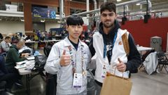 Mateo Rubal Fanego (a la derecha), con el soldador coreano que gan� la competici�n en Cleveland, Ohio