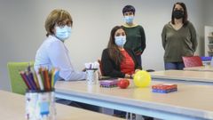 En primer plano, Chelo Neira, directora del centro, y Paula Castro, usuaria que sufri� violencia machista. Detr�s, dos trabajadoras del centro