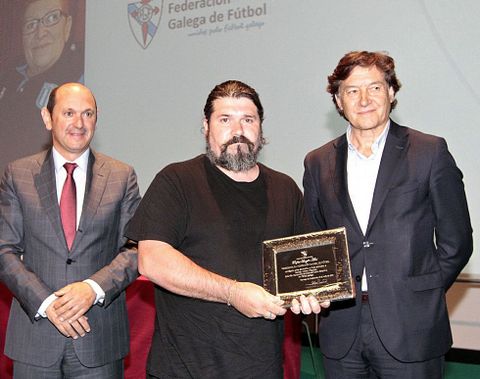 Ram�n Prego (con la placa) flanqueado por Louz�n y Lete. 
