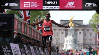 Sabastian Sawe, cruzando la meta tras bajar de las dos horas.