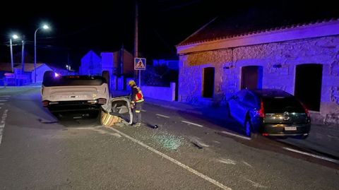 Imagen del veh�culo que volc� en Corrubedo