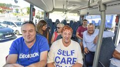 El alcalde de Sanxenxo, Telmo Mart&iacute;n, a la derecha de la foto, subi&oacute; con un grupo de vecinos de Dorr&oacute;n en el viaje inaugural del bus circular