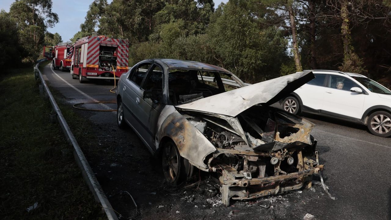 Arde un coche que circulaba por Cangas de Foz y provoca atascos en la carretera de la costa