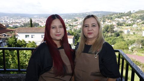 Anny Andrea y Paola Andrea, en la terraza de Bar Mirador, en Cudeiro