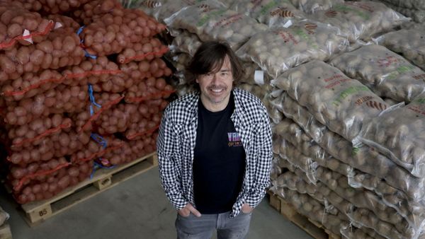 Dimas G&oacute;mez dirige con su hermano V&iacute;ctor la empresa Patatas G&oacute;mez en el pol&iacute;gono de A Grela desde hace casi 20 a&ntilde;os. 