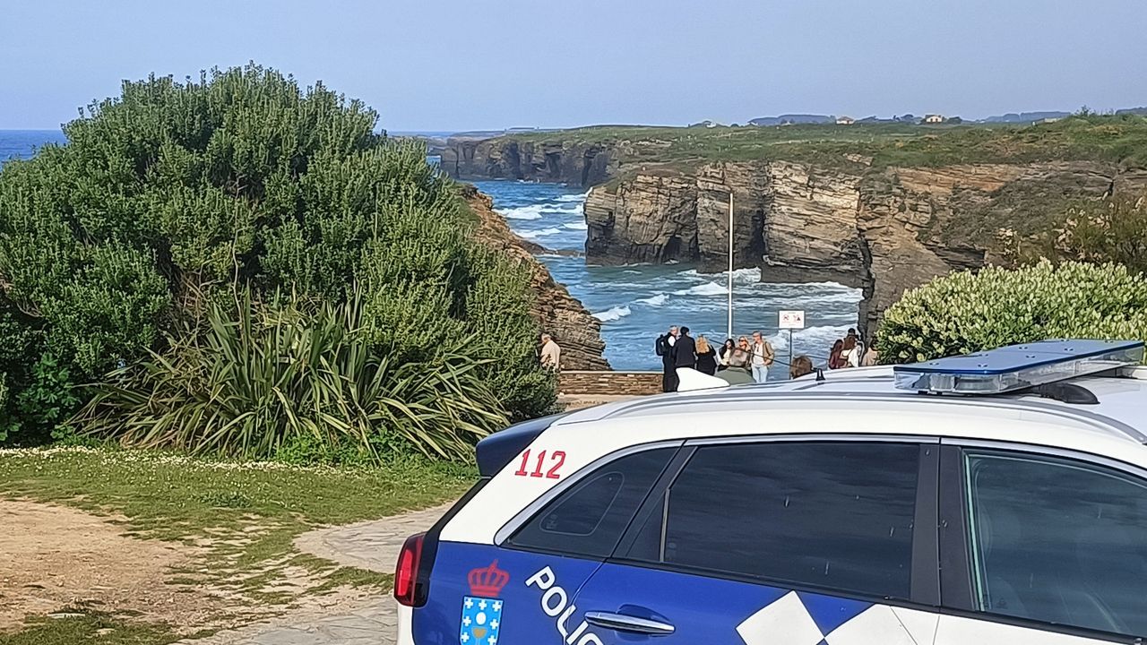 Dos jóvenes rescatados tras quedarse dormidos y atrapados por la marea en As Catedrais