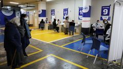 Israel consigui� vacunar, en menos de dos meses, a la mitad de su poblaci�n, y se convirti� en el pa�s con m�s dosis administradas per c�pita. En la imagen, un centro de vacunaci�n en Tel Aviv