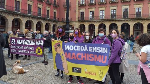 Manifestantes se concentran en la plaza Mayor de Gijn por una igualdad efectiva entre mujeres y hombres en el 8M