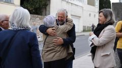 Militantes socialistas recibieron con abrazos a Orozco antes de la asamblea del PSOE local