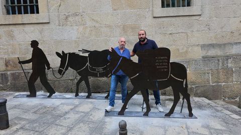 El autor de la escultura, Eladino Cabanelas, junto al concejal Diego Fernández