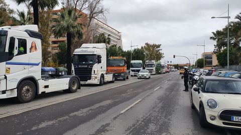 Escolta de convoyes por la Polic�a Nacional durante el paro del transporte