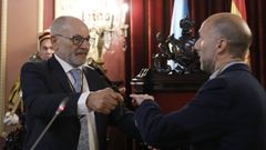 El exalcalde Francisco Rodr�guez (PSOE) entregando el bast�n de mando a J�come tras las elecciones municipales del 2023. 