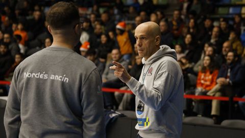 Carles Marco, t�cnico del Leyma Coru�a, charla con el delegado del equipo en un entrenamiento a puertas abiertas.