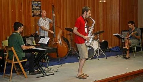 Varios alumnos durante las clases que ayer comenzaron en el antiguo conservatorio.