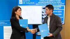 La conselleira Allegue y el alcalde de Baos de Molgas tras firmar el convenio.