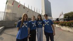 Los cuatro estudiantes ourensanos, durante su visita
