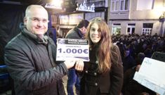 El presidente de la AED, Antonio Lamas, entreg� el cheque de mil euros a Jessica Fern�ndezl. 