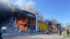 Zelenski acusa a Rusia de bombardear un centro comercial en Kremenchuk