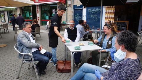 El alcalde, Miguel Anxo Fernndez Lores, toma un caf en un bar de Pontevedra