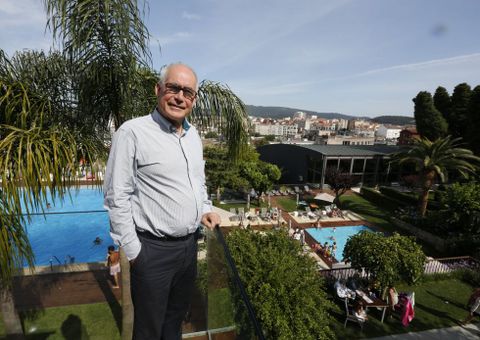 Jaime Olmedo, en una de las terrazas de Parque del Casino en A Caeira, que cumple 50 a�os. 