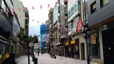 A Estrada ya luce en sus calles decenas de banderas rojillas para animar al Estradense. 