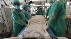 Personal de enfermer�a, realizando una maniobra para cambiar de posici�n a un paciente, en A Coru�a