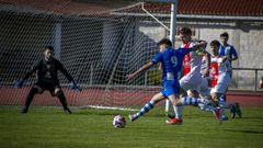 Chi�o, a punto de golpear en lo que ser�a el primer tanto de los blanquiazules.