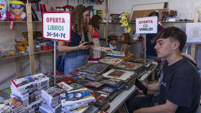 La feria va m�s all� de la moda, con venta de libros, por ejemplo.