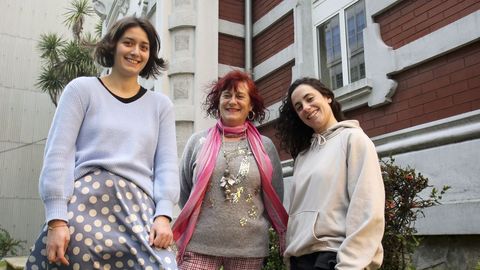 En la imagen, Mar�a Silveira, coordinadora comarcal de Cruz Roja, con las dos t�cnicas de empleo de la oeneg�: Beatriz Cabaleiro y Patricia Riob�