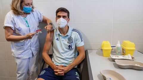 Gerard Moreno recibiendo su dosis de la vacuna