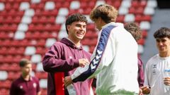 Manu Rodr�guez saluda al tambi�n canterano del Celta David Sueiro en presencia de �ngel Arcos antes del Sporting-Fortuna.