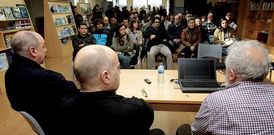 El ingeniero Enrique Men�ndez -derecha- habl� ayer en Ponteceso sobre las minas de oro.