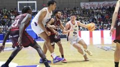 Barcello trata de sortear la defensa de McGhee