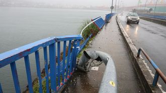 Un taxista cae a la ra de Ferrol desde el puente de As Pas: Llevaba un coche elctrico, se le aceler y sali volando