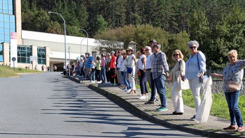 CADENA HUMANA DESDE EL HOSPITAL DEL BARBANZA AL CENTRO DE SALUD PARA PEDIR UNA SANIDAD PUBLICA DE CALIDAD