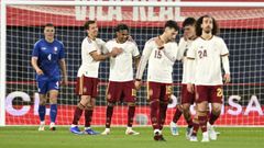 Mikel Oyarzabal celebra, junto a Lamine Yamal, el segundo tanto de la selecci�n espa�ola ante Serbia.