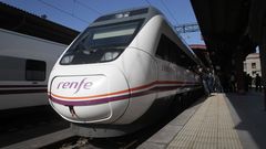 Uno de los trenes que conectan Vigo y A Coru�a por el eje atl�ntico