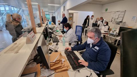 Trabajadores del Sergas en el centro de salud de A Parda, en Pontevedra